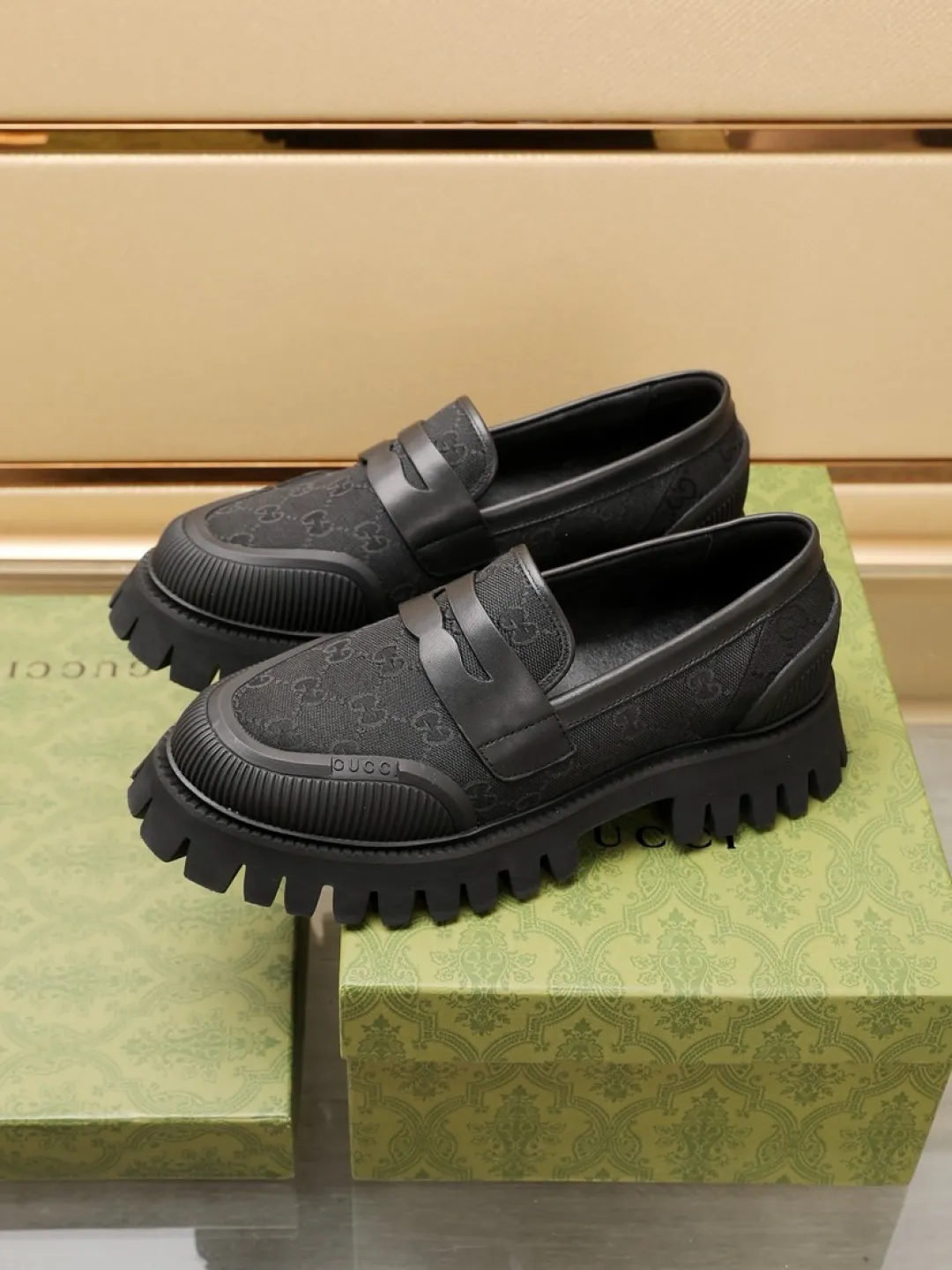 Men's Men's Shoes 💰P540💰[GUCCI] 🆕Men's classic loafers, which combine classic shoe styles with retro California style. Slipper style design, easy to put on and take off. The upper is carefully made of original fabric and decorated with a rubber concave sole and the logo on the upper. Wear it with casual clothing or a suit. Size: 38-44 (45.46 customized)